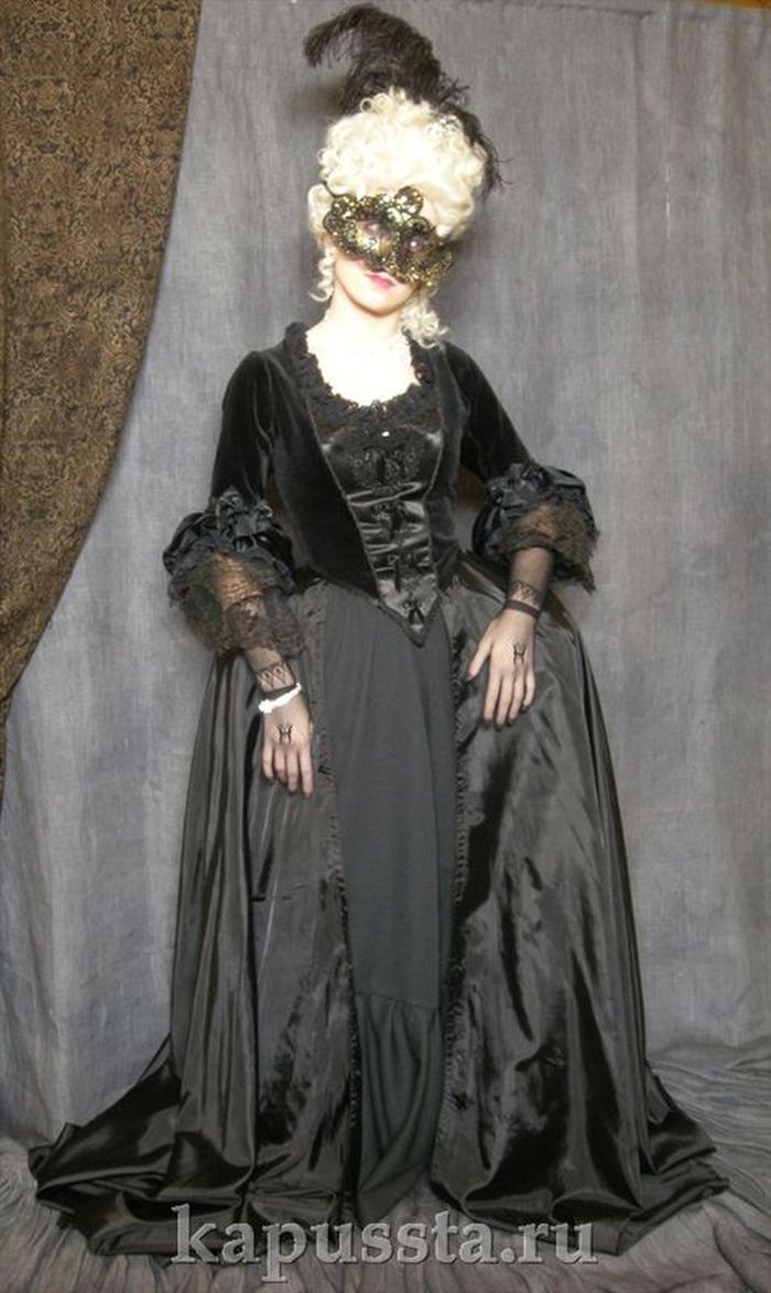 Платье черное эпохи Рококо